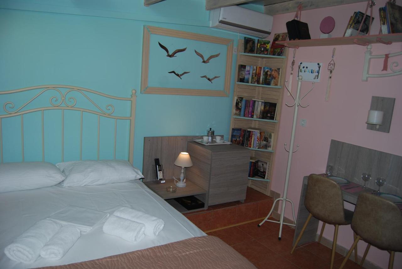 Luxury Traditional Room The Small Bookstore Kastro-Kyllini 외부 사진