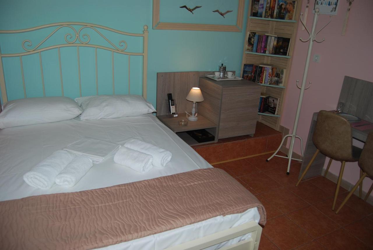 Luxury Traditional Room The Small Bookstore Kastro-Kyllini 외부 사진